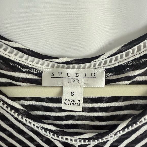 Studio JPR Bell Sleeve Layered Top Size Small - Picture 11 of 11